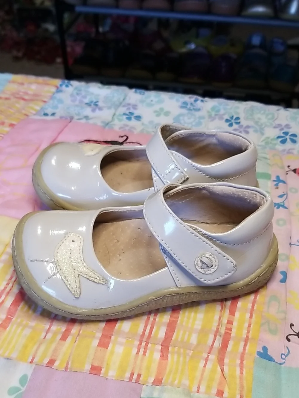 Livie & Luca Grey Patent Leather Mary Janes with Bird Applique Size 7 Pio Pio